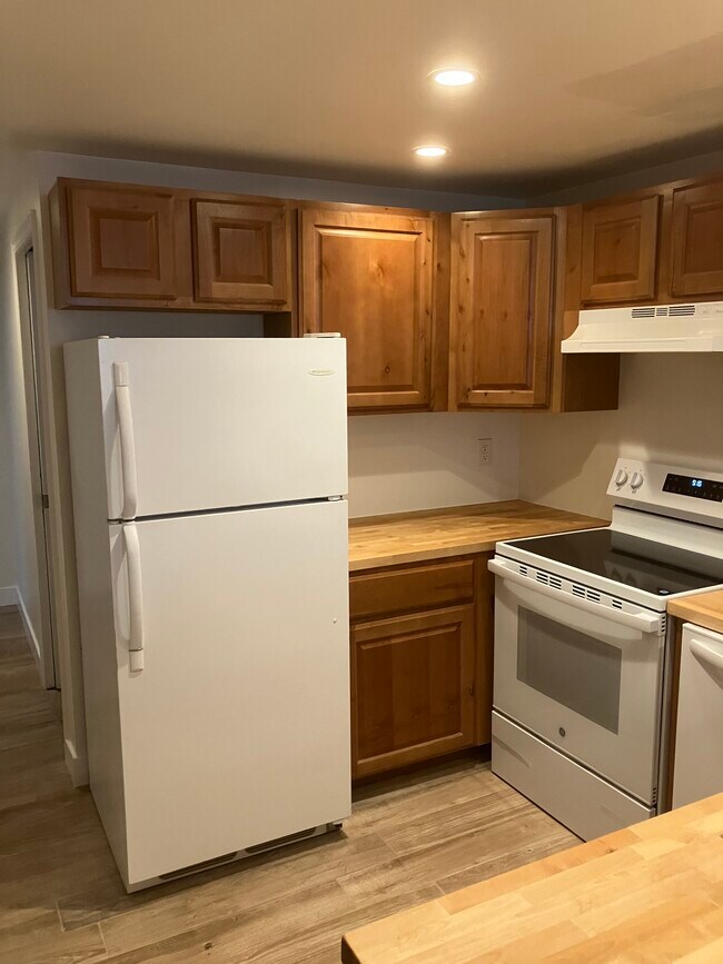 Kitchen Appliances - 1109 1st Ave N