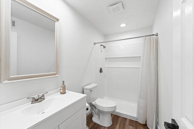 Building Photo - 17331 Red Oak Dr