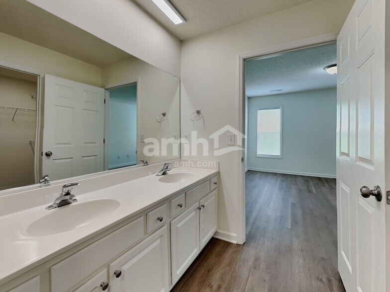Building Photo - 5825 Regent Village Dr