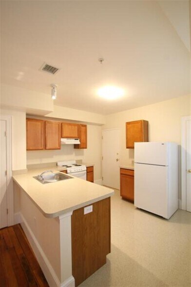 Building Photo - 859 Massachusetts Ave