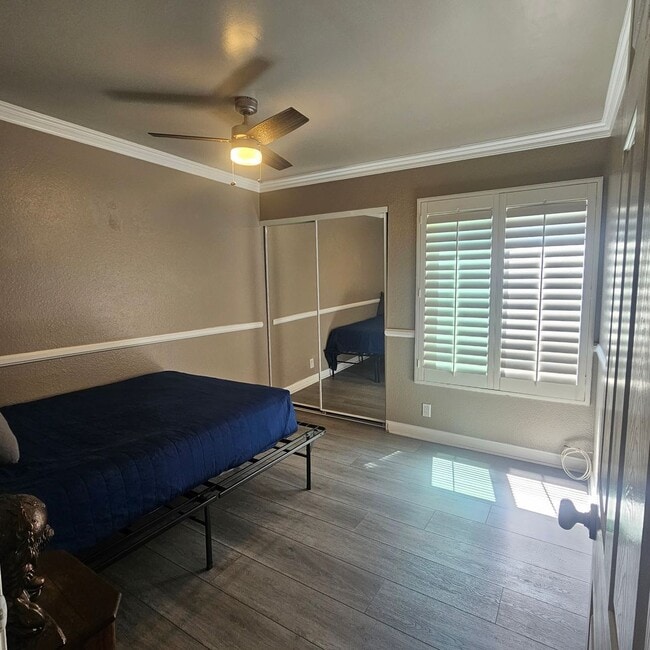 Building Photo - Roommate Wanted – One Bedroom Available | 10x11 | 3BR/2BA Condo in Vista ~ $1,300/month