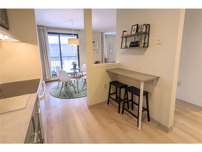 Building Photo - 6500 Woodlake Dr