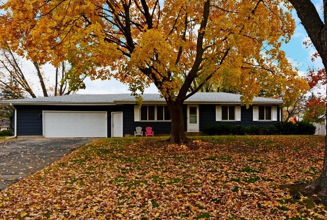 Primary Photo - Spacious 4-Bed 1.5 Bath Home Available Now in Bloomington!