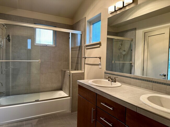 Building Photo - Enjoy pets and parking at this ideal townh...