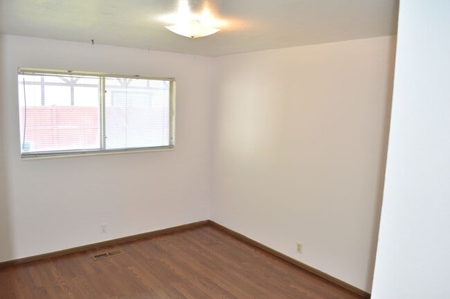 Building Photo - Walton Ln Duplex