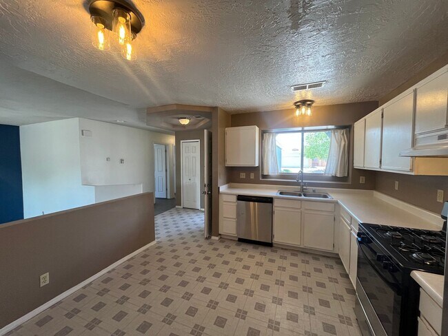 Building Photo - Cute 3 Bedroom 2 Bathroom Home In Rio Rancho!