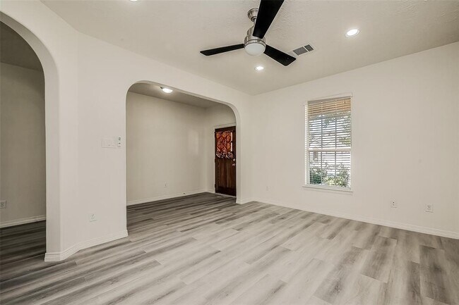 Building Photo - 520 West Fork