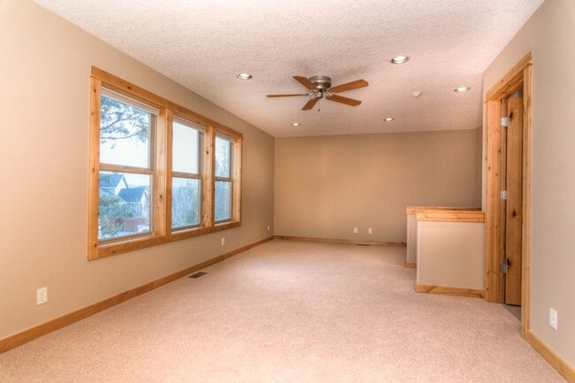 Building Photo - Award-winning, custom-built home in the highly-desired Cascade View Estates