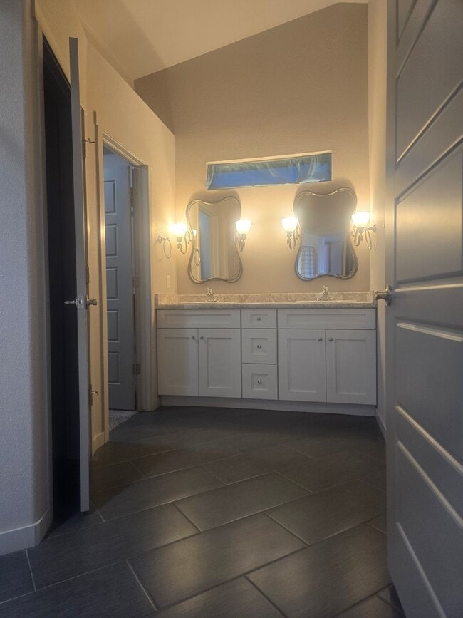 Building Photo - Beautiful home available now!