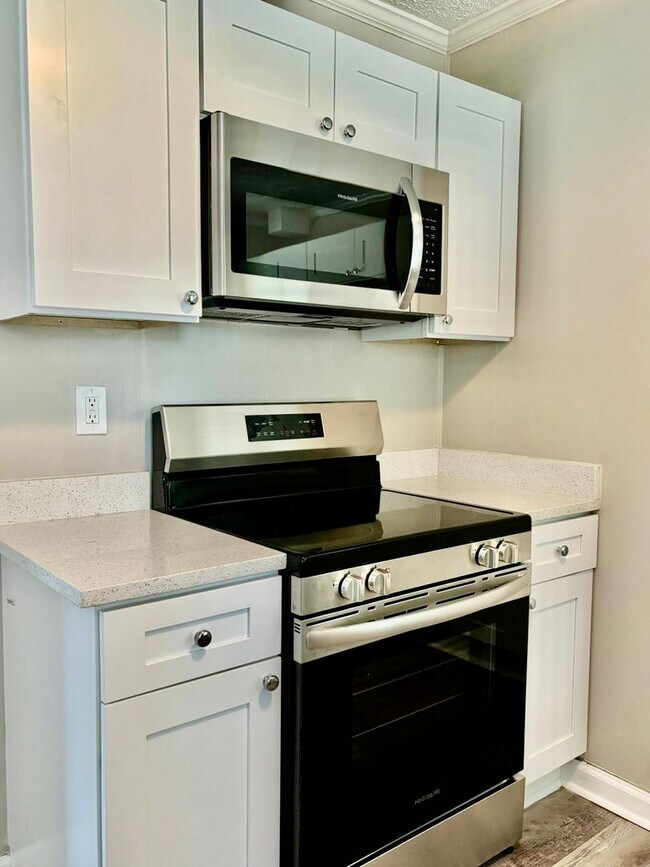 Building Photo - WELCOME TO THIS NEWLY RENOVATED 3-BEDROOM DUPLEX UNIT IN A STELLAR LOCATION!