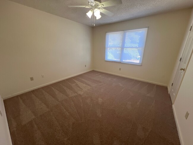 Building Photo - 2 Bedroom Townhouse