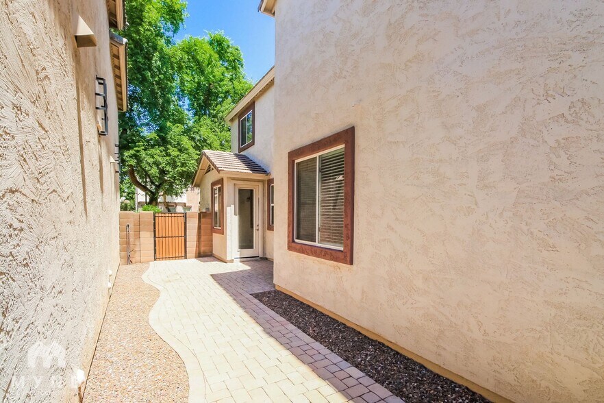 Building Photo - 4253 E Tyson St