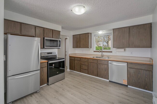 Building Photo - 1037/1039 Eastmont Ave. Duplex