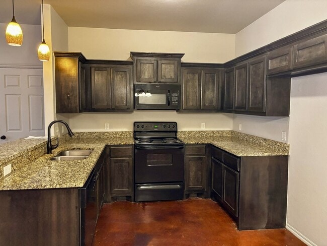 Building Photo - 3br 2ba duplex with 2 car garage!!