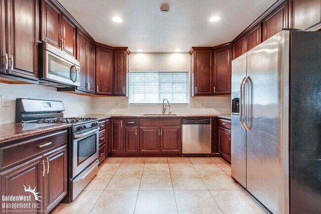 Building Photo - Lovely 4Bdm 2Ba Home Located in Escondido