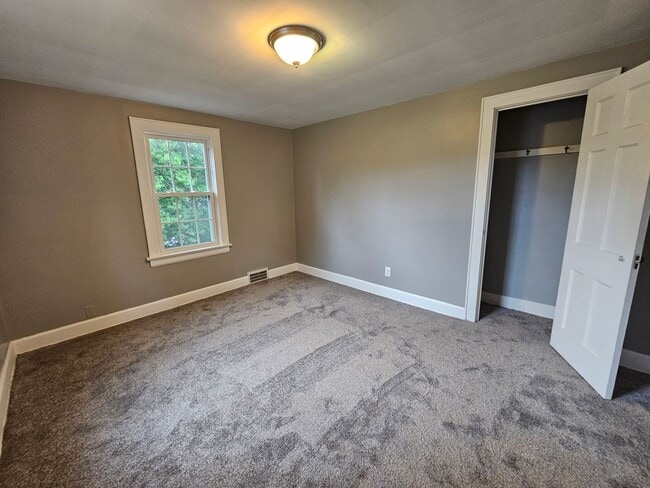 Building Photo - Kent 4 bedroom 1.5 bath house for rent