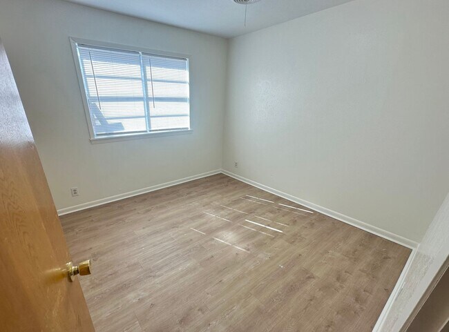 Building Photo - AVAAILABLE NOW !!