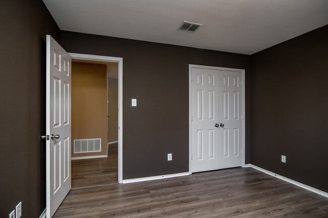 Building Photo - *Ready for Quick Move-in*