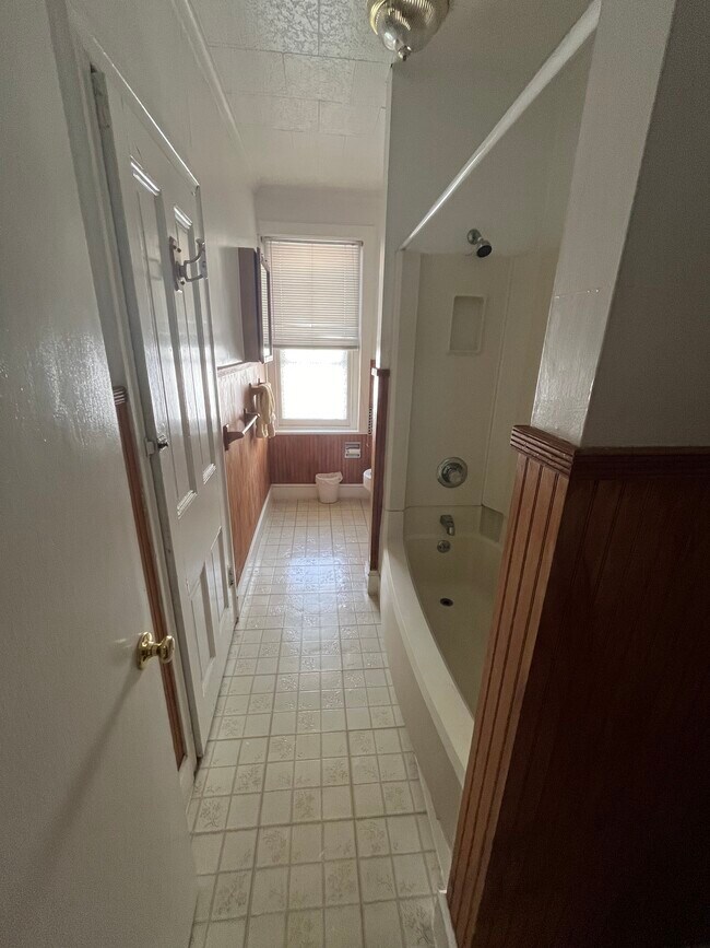 Building Photo - 216 Rochelle Ave