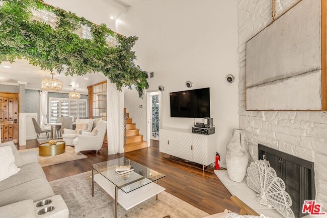 Building Photo - 14050 Magnolia Blvd