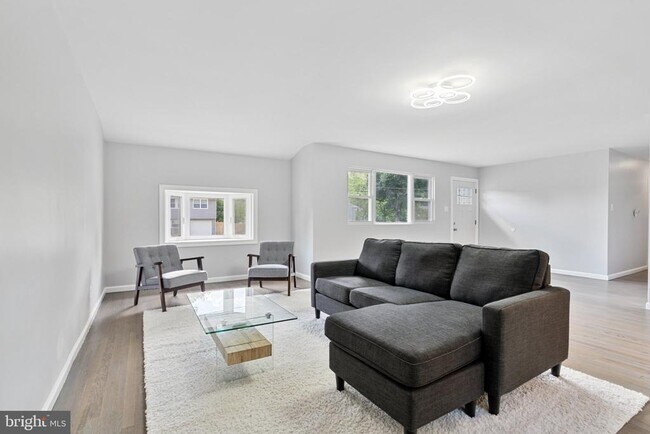 Building Photo - 501 Bloomfield Dr