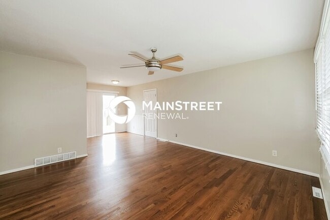 Building Photo - 3 Bedroom Pet-Friendly Home in Independence, MO with Main Street Renewal