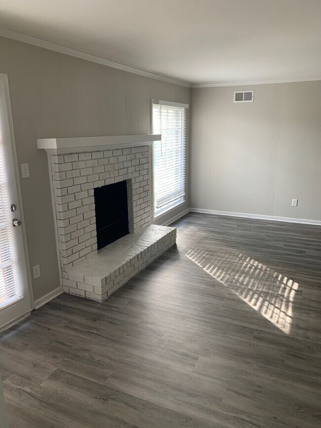 Building Photo - Charming 3 bedroom 2 bath home near Coving...