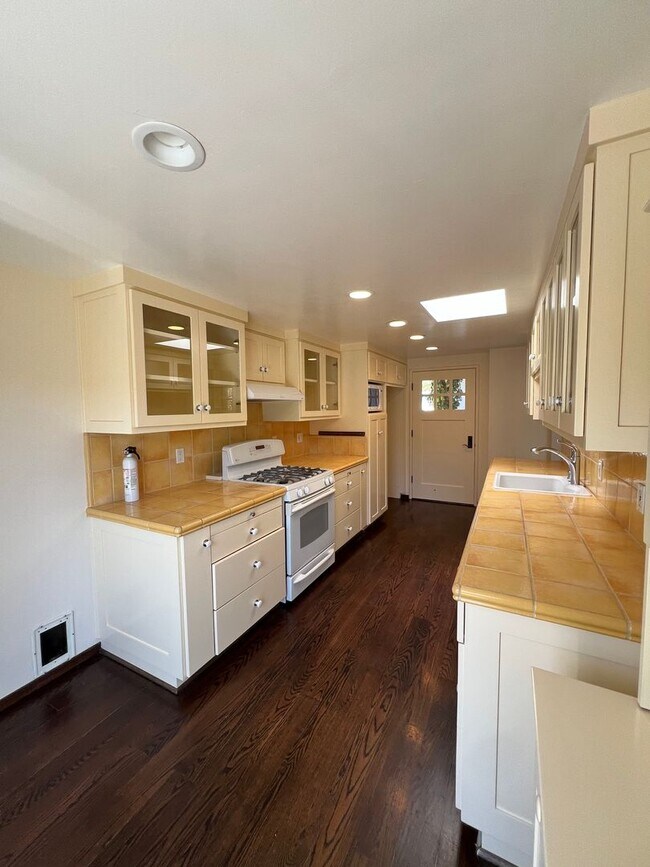 Building Photo - Charming 2BR/2BA Home Just Minutes from the Beach – Fully Landscaped, Spacious & Private