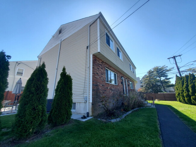 Building Photo - 42 Mariners Ln