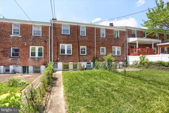Building Photo - 1323 N Kenwood Ave