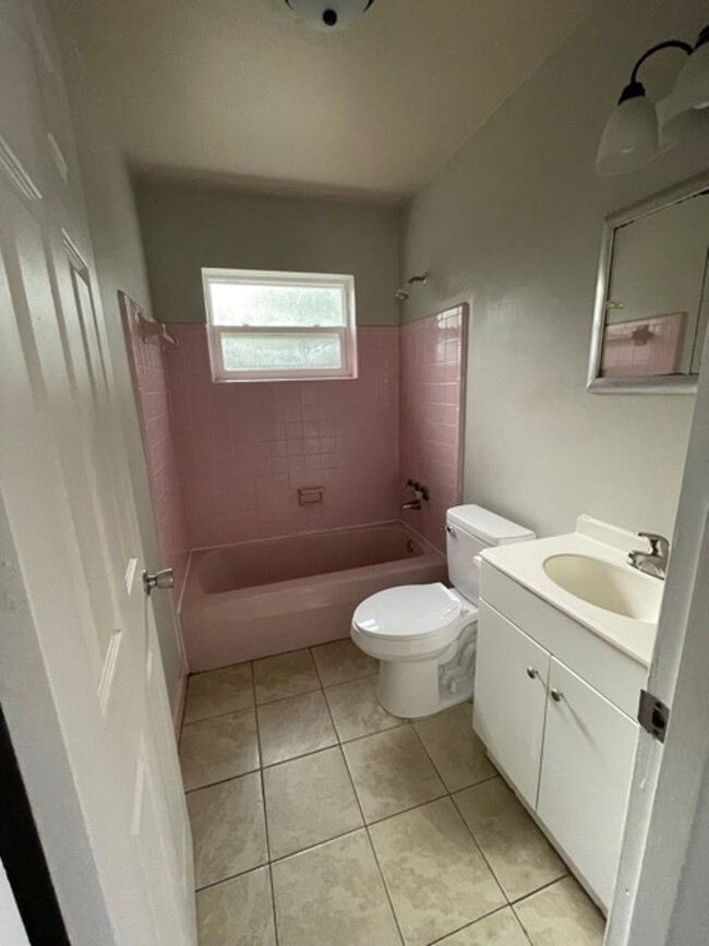 Building Photo - 3 Bed 2 Bath Home Pet Friendly Section 8 &...