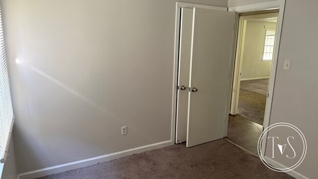 Building Photo - NEWLY UPGRADED 3 BED/2 BATH HOME