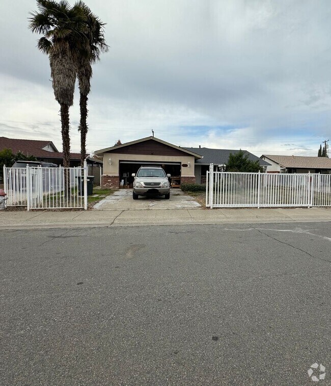 Building Photo - Spacious floor plans 3bedroom, 2bath in a ...