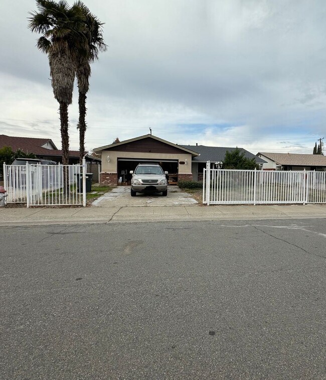 Primary Photo - Spacious floor plans 3bedroom, 2bath in a ...