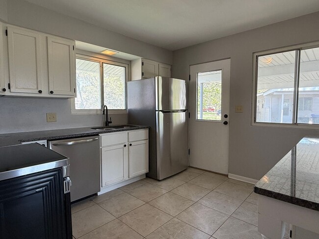 Building Photo - 2 bedroom 1 bath with carport in Washburn Rural School district