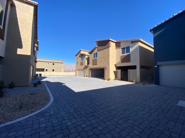 Building Photo - AMAZING GATED 3 BED 2.5 BATH 2 CAR GARAGE !