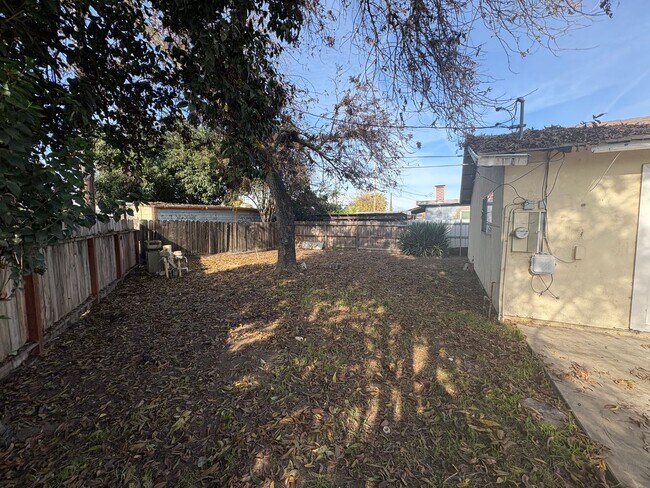 Building Photo - Spacious NW Visalia Home Rent Ready!