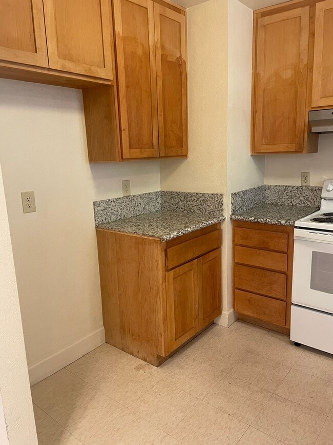 Building Photo - Updated 4bed/2 bath home in South Sac