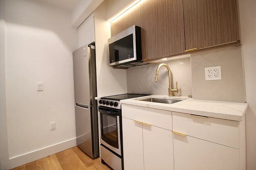 Building Photo - 223 E 93rd St