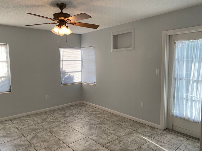 Building Photo - 3 Bedroom 2 Bath in Eustis for Rent!
