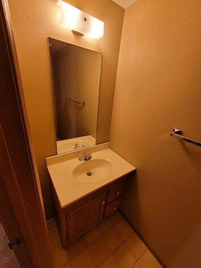 Building Photo - Great Townhome in a Gated Community