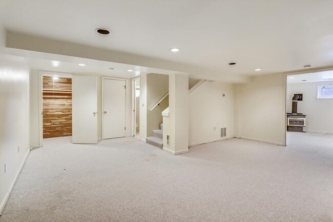 Building Photo - Updated and Ready for Move In