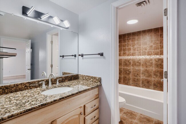 Building Photo - SPACIOUS 2Bd/1BA Condo- Cap Hill Neighborhood! Available NOW!
