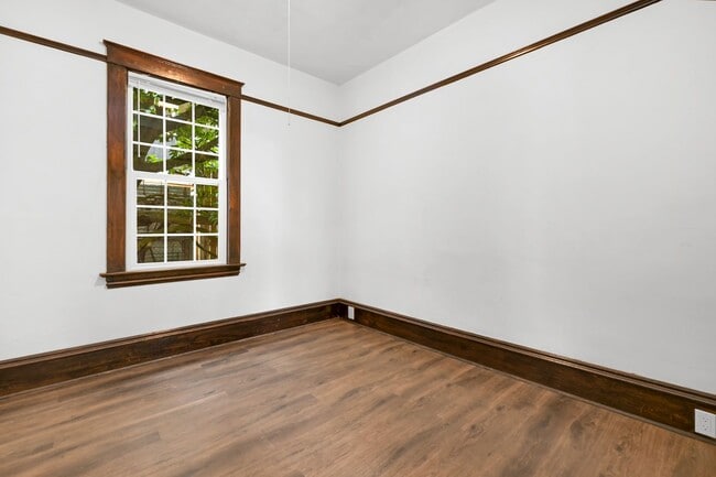 Building Photo - Large Single Family home with Bonus Room!
