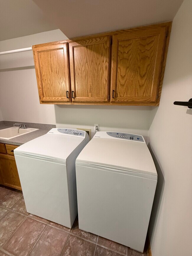 Building Photo - 8197 Cottonwood Dr