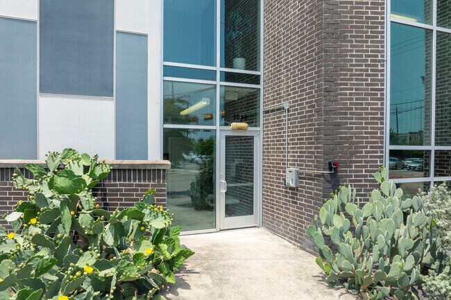 1011 Studemont St - Entrance - 1011 Studemont St