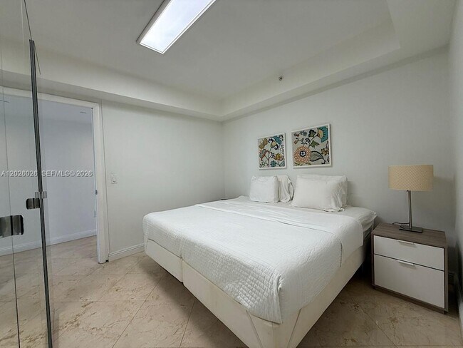 Building Photo - 16400 Collins Ave