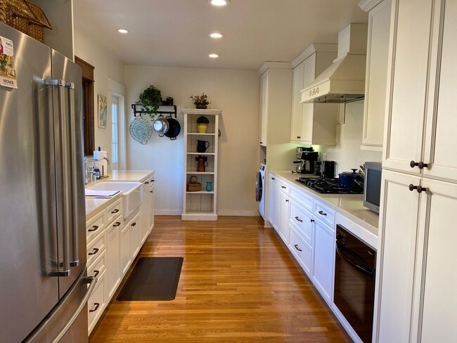 Primary Photo - FLEXIBLE FULLY FURNISHED Point Loma Home! ...