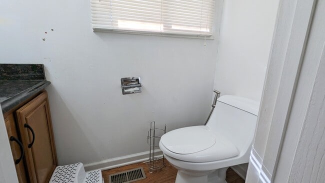 Building Photo - 1401 Knoll Dr