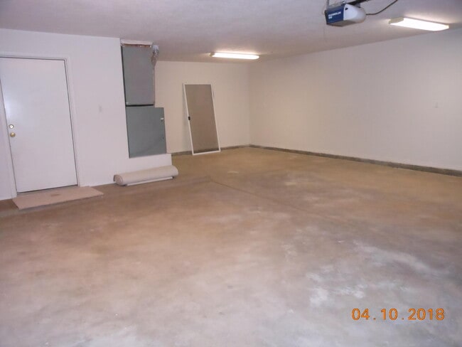 Building Photo - 14 Lola Ct